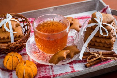 Geleneksel Noel çay, bir bardak sıcak çay, kurabiye ahşap bir masa üzerinde bir tepsi üzerinde büyük bir set ile gingerbread