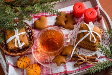 Geleneksel Noel çay, bir bardak sıcak çay, kurabiye ahşap bir masa üzerinde bir tepsi üzerinde büyük bir set ile gingerbread