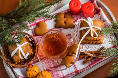 Geleneksel Noel çay, bir bardak sıcak çay, kurabiye ahşap bir masa üzerinde bir tepsi üzerinde büyük bir set ile gingerbread