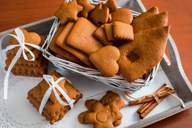 Zencefilli kurabiye tarçınlı, zencefilli bir dizi ile. Sepet içinde belgili tanımlık tepsi üzerinde