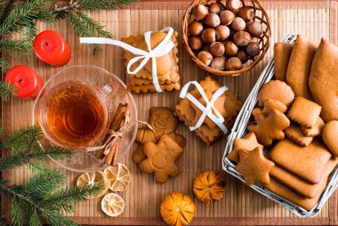 Geleneksel Noel çay, bir bardak sıcak çay, kurabiye ahşap bir masa üzerinde bir tepsi üzerinde büyük bir set ile gingerbread