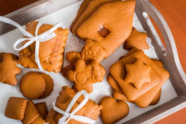 Zencefilli kurabiye tarçınlı, zencefilli bir dizi ile. Sepet içinde belgili tanımlık tepsi üzerinde