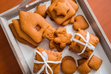 Zencefilli kurabiye tarçınlı, zencefilli bir dizi ile. Sepet içinde belgili tanımlık tepsi üzerinde