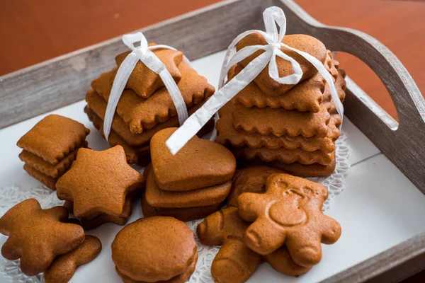 Gingerbread cookies with cinnamon, a set of gingerbread. In the basket on the tray — Stock Photo, Image