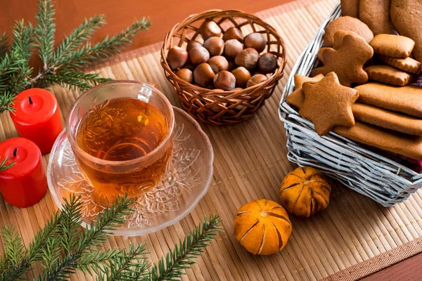 Geleneksel Noel çay, bir bardak sıcak çay, kurabiye ahşap bir masa üzerinde bir tepsi üzerinde büyük bir set ile gingerbread