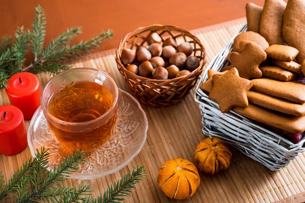 Geleneksel Noel çay, bir bardak sıcak çay, kurabiye ahşap bir masa üzerinde bir tepsi üzerinde büyük bir set ile gingerbread