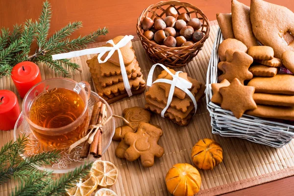 Geleneksel Noel çay, bir bardak sıcak çay, kurabiye ahşap bir masa üzerinde bir tepsi üzerinde büyük bir set ile gingerbread