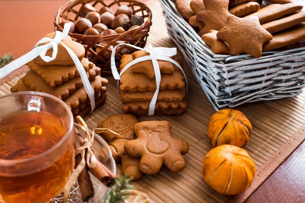 Geleneksel Noel çay, bir bardak sıcak çay, kurabiye ahşap bir masa üzerinde bir tepsi üzerinde büyük bir set ile gingerbread