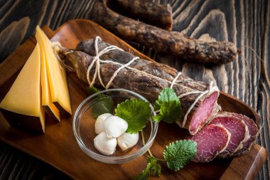 Jambon, kurutulmuş et sosis ve peynir ahşap arka plan üzerinde kapat