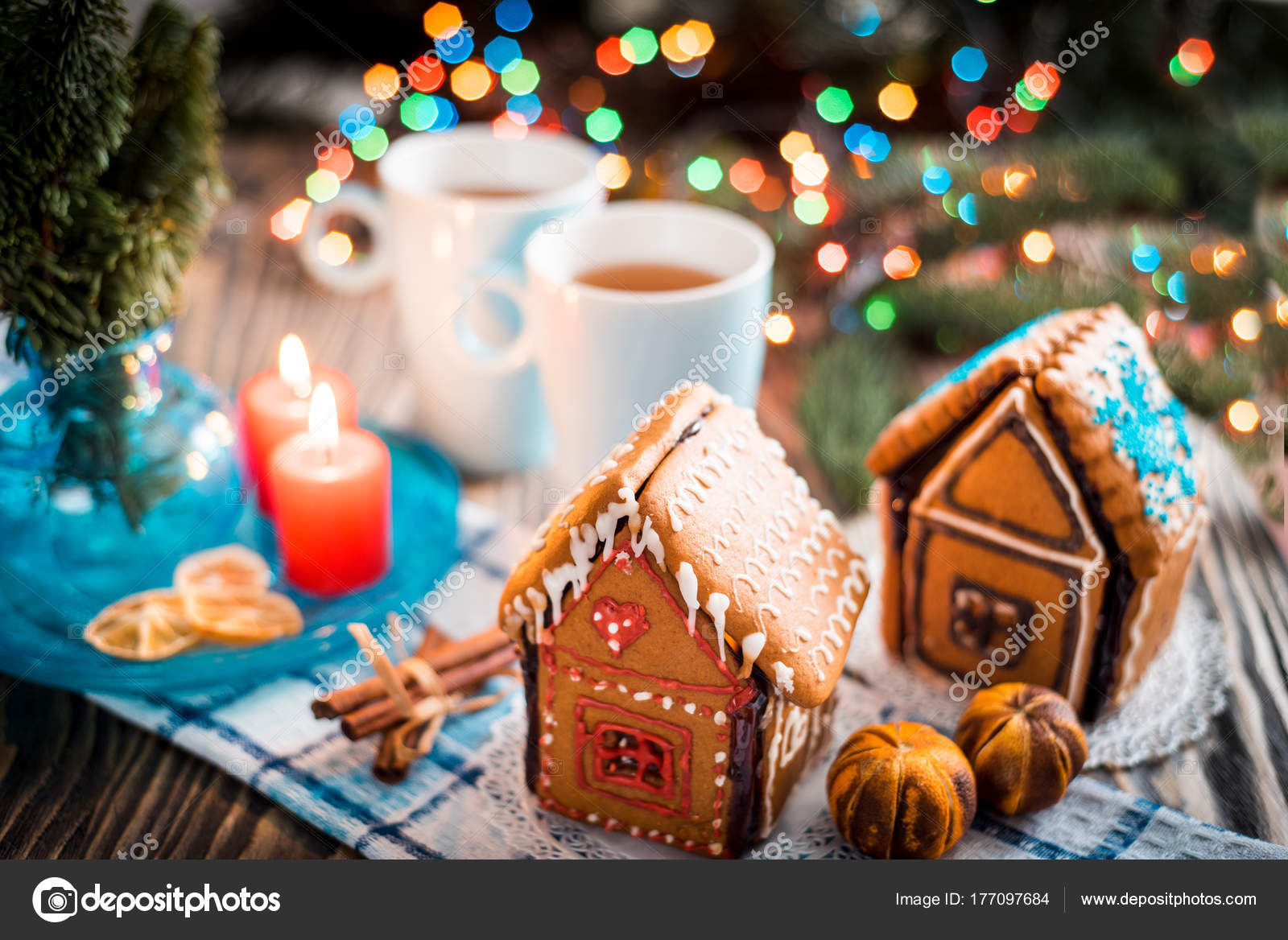 Duygu'nun pasta ve kurabiye evi: çocuk doğum günü pastaları Ev yapımı Noel kurabiye evi bir tabloda görüntülenir. Noel ağacı
