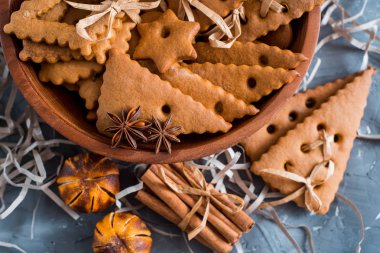 Noel baharat, gingerbread çerezleri ve gri beton zemin üzerine pişirme malzemeleri. Tarçın, anason yıldız, küçük hindistan cevizi, Kakuleden, karanfil, Noel kurabiyeleri için kahverengi şeker.