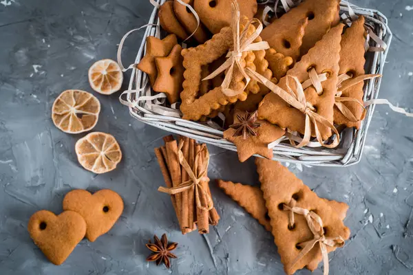 Різдвяні спеції, імбирне печиво та інгредієнти для випічки на сірому бетонному фоні. Кориця, зірки анісу, мускатний горіх, кардамон, гвоздика, коричневий цукор для різдвяного печива . — стокове фото