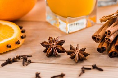 Cam Kavanoz içinde taze portakal suyu. Tarçın, kakule, karanfil baharat. Ahşap bir arka plan üzerinde