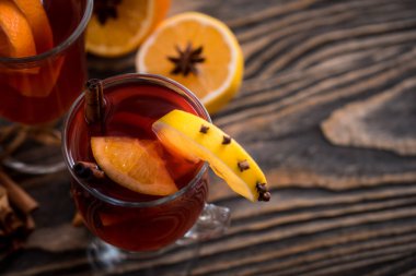 Kupa mulled şarap ve arka plan christmas stollen Close-Up