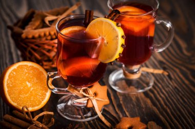 Portakal ve tarçın ile baharatlı ev yapımı Mulled şarap