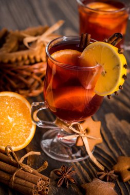 Portakal ve tarçın ile baharatlı ev yapımı Mulled şarap