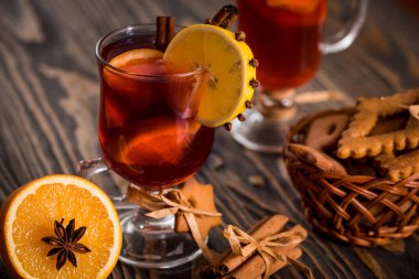 Portakal ve tarçın ile baharatlı ev yapımı Mulled şarap