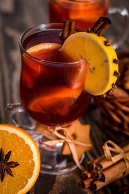 Portakal ve tarçın ile baharatlı ev yapımı Mulled şarap