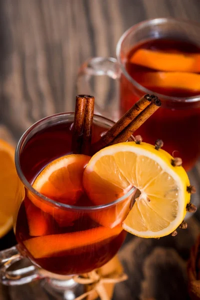 Close-up van Mok met glühwein en Kerstmis Stol op de achtergrond — Stockfoto