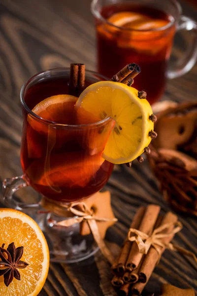 Vino caliente hecho en casa con especias con naranja y canela — Foto de Stock