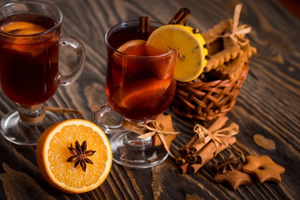 Gekruide zelfgemaakte glühwein met sinaasappel en kaneel — Stockfoto