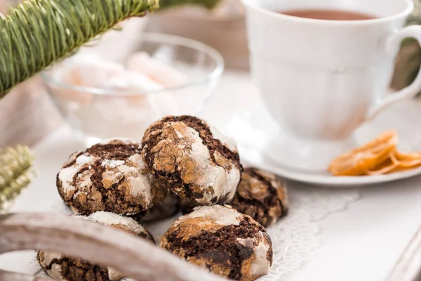チョコレート クッキー。亀裂のクッキー。ひびの入ったチョコレート ビスケット。クリスマス チョコレート クッキー。クリスマスのビスケット。亀裂のチョコレート クッキー. — ストック写真