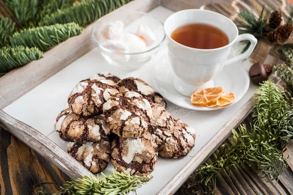 Galletas de chocolate. Galleta con grietas. Galletas de chocolate agrietadas. Galletas de chocolate de Navidad. Galletas de Navidad. Galletas de chocolate con grietas . — Foto de Stock