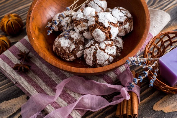 Ost kakor med örter. Frukost varje morgon. På en träplatta på en mörk texturerat trä bakgrund. Lavendel och kardemumma, kanelstänger på en lila servett med band — Stockfoto