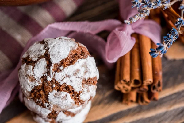 Čokoládové sušenky s levandulí. — Stock fotografie
