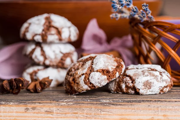 Biscotti con crepe di cioccolato. Colazione mattutina. Su un piatto di legno su uno sfondo di legno scuro strutturato. Lavanda e cardamomo, bastoncini di cannella su un tovagliolo viola con nastro. Luogo di iscrizione — Foto Stock