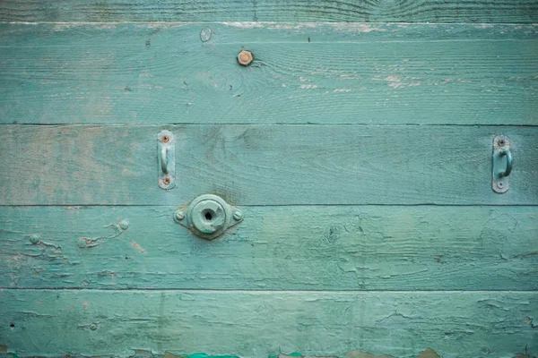 Fondo blu di tavole, legno testurizzato vecchio sfondo con chiodi, ferro e raccordi, serratura in metallo — Foto Stock
