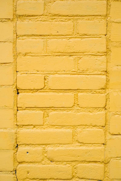 Heldere gele bakstenen muur achtergrond in landelijke kamer, — Stockfoto