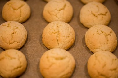 Bir raf üzerinde soğutma sıcak, altın kahverengi, Fıstık soslu kurabiyeleri. Çerezler fırında çörek alır