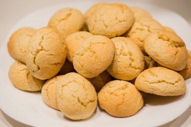 Bir raf üzerinde soğutma sıcak, altın kahverengi, Fıstık soslu kurabiyeleri. Çerezler fırında çörek alır
