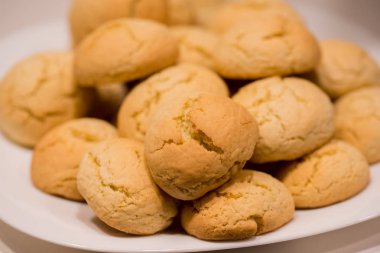 Bir raf üzerinde soğutma sıcak, altın kahverengi, Fıstık soslu kurabiyeleri. Çerezler fırında çörek alır