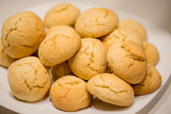 Varma, gyllene brun, jordnöt chip cookies kylning på ett galler. Kakor i ugnen, bun rullar — Stockfoto