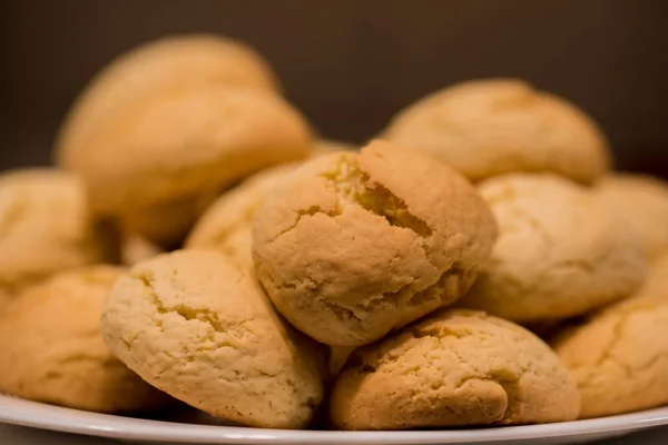 Quente, marrom dourado, biscoitos de amendoim resfriamento em um rack. Bolinhos no forno, rolos de pão — Fotografia de Stock