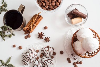 Tanımlama bilgileri ve tarçın Beyaz ahşap zemin üzerinde siyah çay