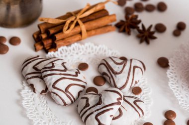 Tanımlama bilgileri ve tarçın Beyaz ahşap zemin üzerinde siyah çay