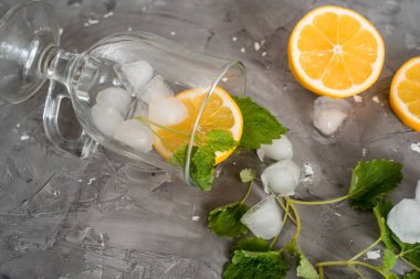 Nane, elma ve limon ile ev yapımı taze limonata. Taze meyve ve çilek ile dekore edilmiştir. Koyu arka plan.