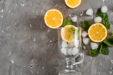 Nane, elma ve limon ile ev yapımı taze limonata. Taze meyve ve çilek ile dekore edilmiştir. Koyu arka plan.