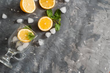 Nane, elma ve limon ile ev yapımı taze limonata. Taze meyve ve çilek ile dekore edilmiştir. Koyu arka plan.