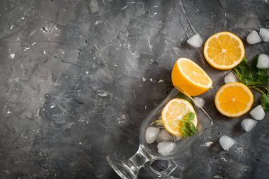 Nane, elma ve limon ile ev yapımı taze limonata. Taze meyve ve çilek ile dekore edilmiştir. Koyu arka plan.