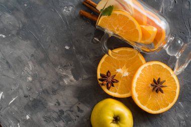 Geleneksel sonbahar içecekler, elma elma şarabı mojito kokteyller nane, tarçın ve buz ile. Siyah taş masanın üstünde, alan üst görünüm Kopyala