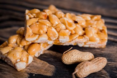 Tohumu, fındık, susam ve bal ile Kozinaki.