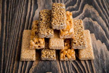 Tohumu, fındık, susam ve bal ile Kozinaki.