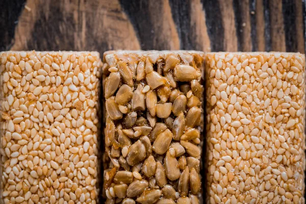 Kozinaki mit Samen, Nüssen, Sesam und Honig. — Stockfoto