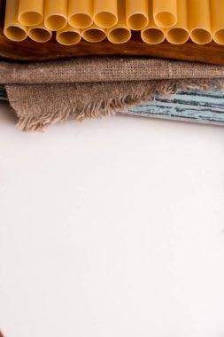 İtalyan makarna makarna. Ham tüp doldurma pişirme, peynir, domates, biber sarımsak karanfil beyaz ahşap bir masa üzerinde için malzemeler çevrili doldurma için... Kopyalama alanı