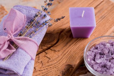 Spa Masaj ayarı, lavanta ürün, ahşap arka plan üzerine yağlıboya