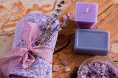 Spa Masaj ayarı, lavanta ürün, ahşap arka plan üzerine yağlıboya